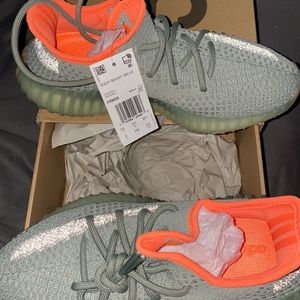 Yeezys size 6Y same to women’s shoes size 7 1/2